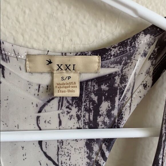 🔹4/$25 — Gray & white ruffled tank - Picture 4 of 7